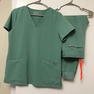 Figs scrubs jade green set top is small / bottom is medium petite